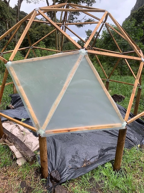 Instalando las cubiertas del invernadero.